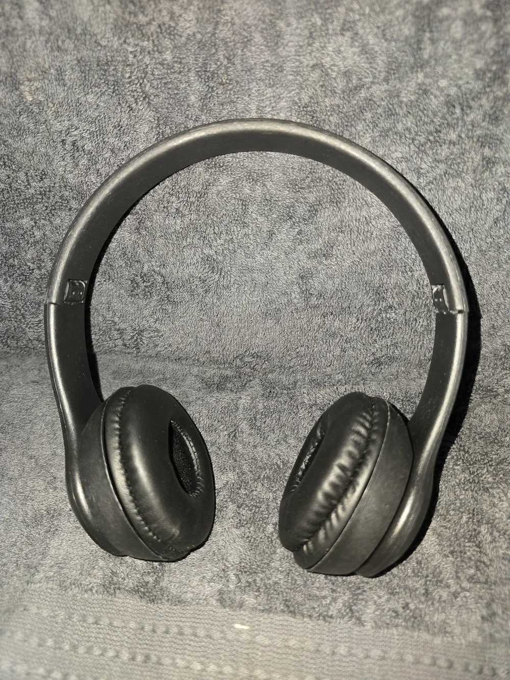P47 Wireless Headphones & Merkury RingStand Car Mount - Black and Rose Gold